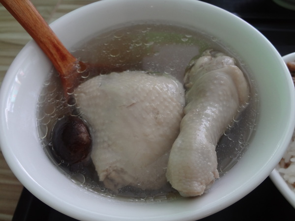 心仙草園：1021028[官本金文愛台灣口碑券第11彈]草綠色系心仙草園的仙草雞湯好吃到會讓神仙都想草上飛料理超級有創意