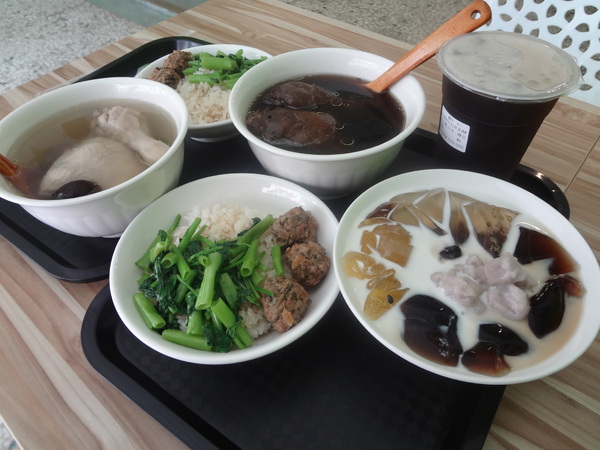 心仙草園：1021028[官本金文愛台灣口碑券第11彈]草綠色系心仙草園的仙草雞湯好吃到會讓神仙都想草上飛料理超級有創意