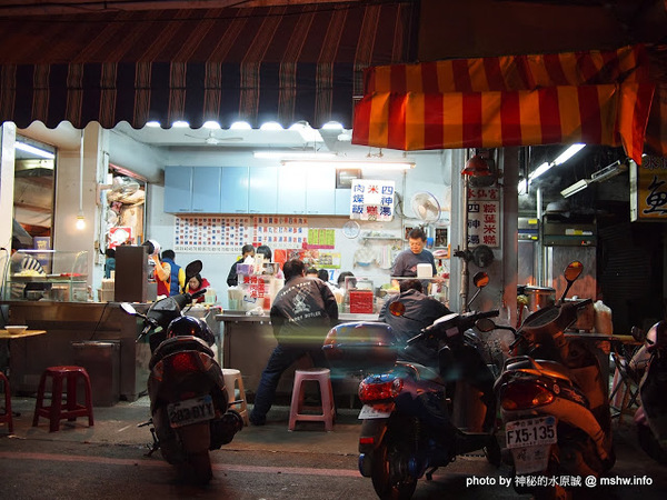 水仙宮米糕：【食記】台南中西區-水仙宮粽葉米糕.四神湯@永樂市場 : 簡單實在的宵夜選擇