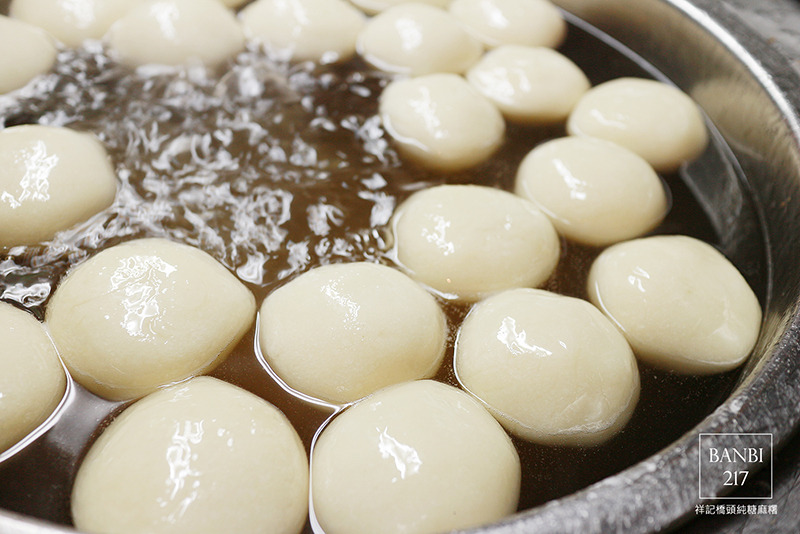 Banbi217 美食旅遊: (祥記)橋頭客家純糖麻糬 紅豆花生湯油條 台北延三夜市美食(捷運大橋頭站)