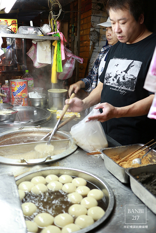 Banbi217 美食旅遊: (祥記)橋頭客家純糖麻糬 紅豆花生湯油條 台北延三夜市美食(捷運大橋頭站)