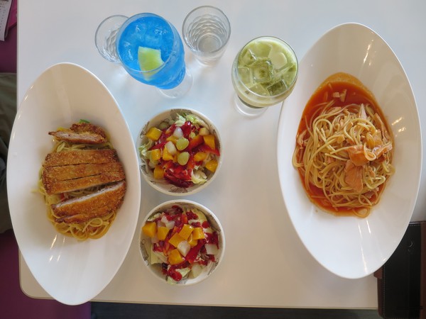 彩虹國度:Rainbow Waffle Caf'e 彩虹國度- 新興區中山一路2號 (玉竹商圈)