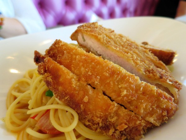 彩虹國度:Rainbow Waffle Caf'e 彩虹國度- 新興區中山一路2號 (玉竹商圈)