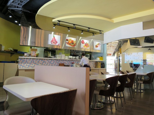 彩虹國度：Rainbow Waffle Caf'e 彩虹國度- 新興區中山一路2號 (玉竹商圈)