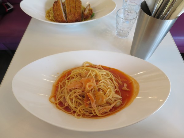 彩虹國度：Rainbow Waffle Caf'e 彩虹國度- 新興區中山一路2號 (玉竹商圈)