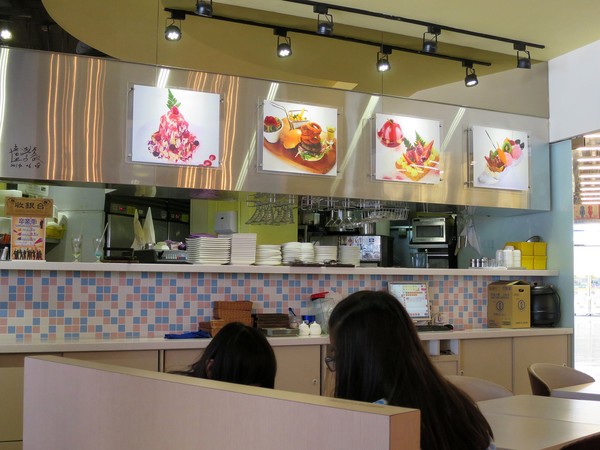 彩虹國度：Rainbow Waffle Caf'e 彩虹國度- 新興區中山一路2號 (玉竹商圈)
