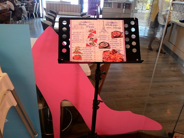 彩虹國度:Rainbow Waffle Caf'e 彩虹國度- 新興區中山一路2號 (玉竹商圈)