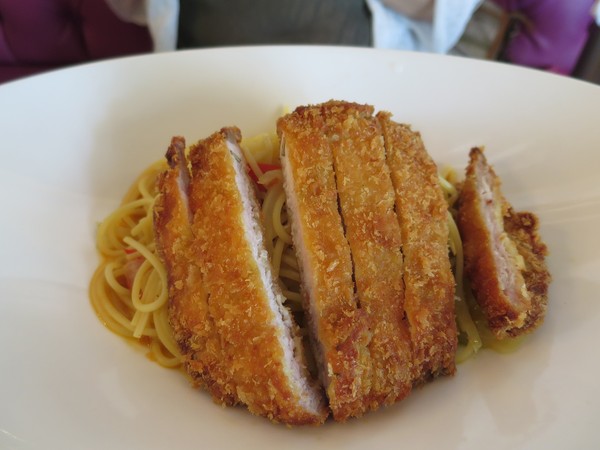 彩虹國度：Rainbow Waffle Caf'e 彩虹國度- 新興區中山一路2號 (玉竹商圈)