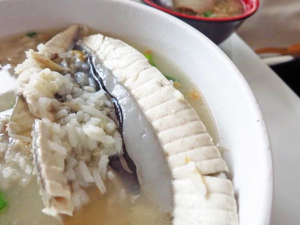 【台南美食】阿堂鹹粥-必朝聖的超人氣虱目魚鹹粥店