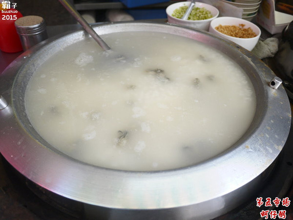 第五市場蚵仔粥：第五市場蚵仔粥，別忘了點一份紅燒肉