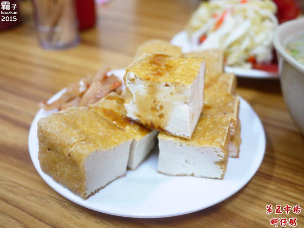 第五市場蚵仔粥：第五市場蚵仔粥，別忘了點一份紅燒肉