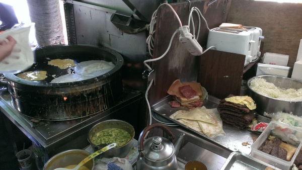 勝利早點：[食記]台南-勝利早點-必吃的早餐/消夜