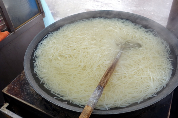 葉家小卷米粉：(胖樺食記)台南國華街必吃排美食「葉家小卷米粉」，時尚玩家報導的人氣小卷米粉湯(含2016.06最新價格)