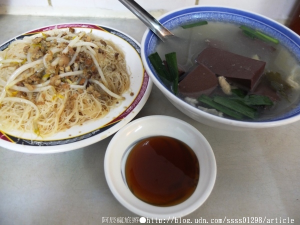 葉家豬血湯：【美食特搜。台南中西區】葉家豬血湯。米粉炒 豬血湯 慶中街巷內小吃老店