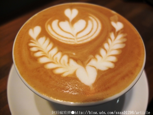 台南艾咖啡：【美食特搜。台南中西區】艾咖啡。細緻拉花 慵懶柴犬 西華南街的午後 淺酌旅行中的美好