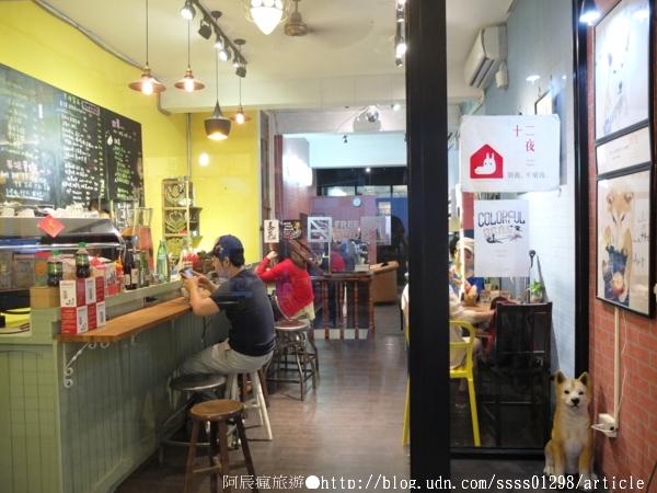 台南艾咖啡：【美食特搜。台南中西區】艾咖啡。細緻拉花 慵懶柴犬 西華南街的午後 淺酌旅行中的美好