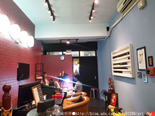 台南艾咖啡：【美食特搜。台南中西區】艾咖啡。細緻拉花 慵懶柴犬 西華南街的午後 淺酌旅行中的美好