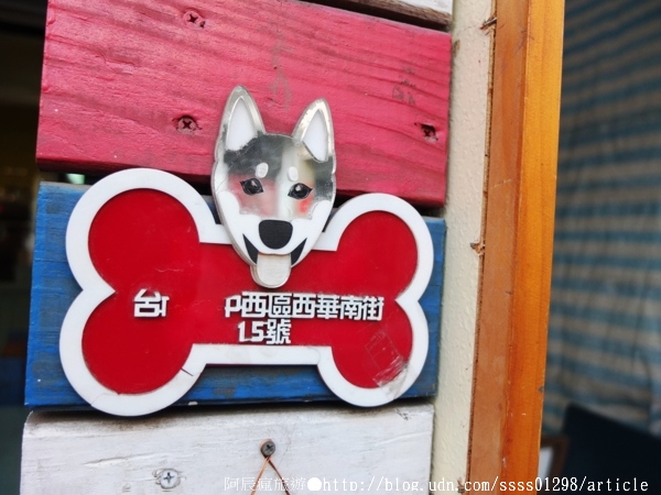 台南艾咖啡：【美食特搜。台南中西區】艾咖啡。細緻拉花 慵懶柴犬 西華南街的午後 淺酌旅行中的美好