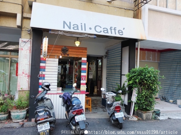 台南艾咖啡：【美食特搜。台南中西區】艾咖啡。細緻拉花 慵懶柴犬 西華南街的午後 淺酌旅行中的美好