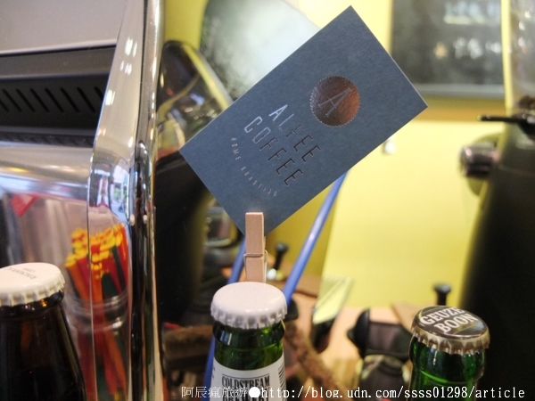 台南艾咖啡：【美食特搜。台南中西區】艾咖啡。細緻拉花 慵懶柴犬 西華南街的午後 淺酌旅行中的美好