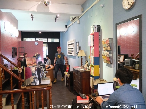 台南艾咖啡：【美食特搜。台南中西區】艾咖啡。細緻拉花 慵懶柴犬 西華南街的午後 淺酌旅行中的美好