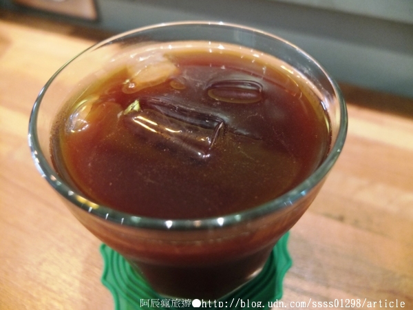台南艾咖啡：【美食特搜。台南中西區】艾咖啡。細緻拉花 慵懶柴犬 西華南街的午後 淺酌旅行中的美好