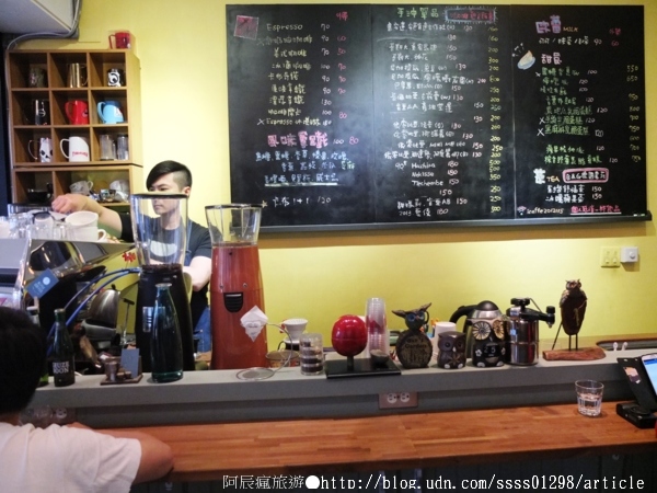 台南艾咖啡：【美食特搜。台南中西區】艾咖啡。細緻拉花 慵懶柴犬 西華南街的午後 淺酌旅行中的美好