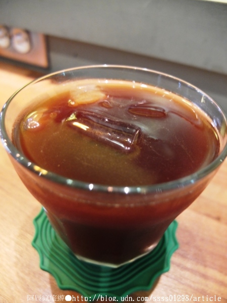 台南艾咖啡：【美食特搜。台南中西區】艾咖啡。細緻拉花 慵懶柴犬 西華南街的午後 淺酌旅行中的美好