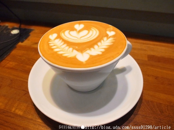 台南艾咖啡：【美食特搜。台南中西區】艾咖啡。細緻拉花 慵懶柴犬 西華南街的午後 淺酌旅行中的美好