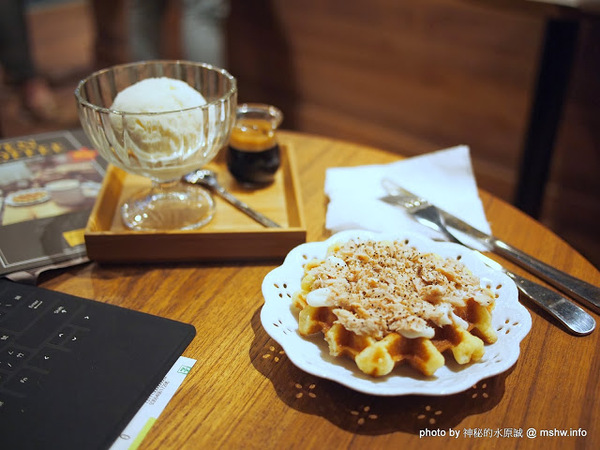 oven coffee(台中中港店):【食記】台中西區-OVEN coffee烤香(台中中港店)@草悟道 : 咖啡還不錯,鬆餅需要再脆點