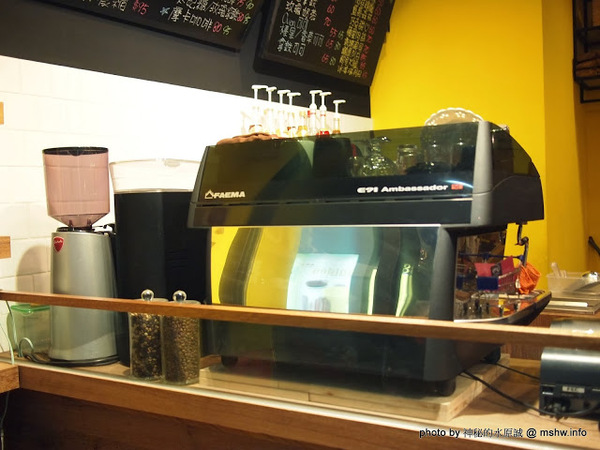 oven coffee(台中中港店):【食記】台中西區-OVEN coffee烤香(台中中港店)@草悟道 : 咖啡還不錯,鬆餅需要再脆點