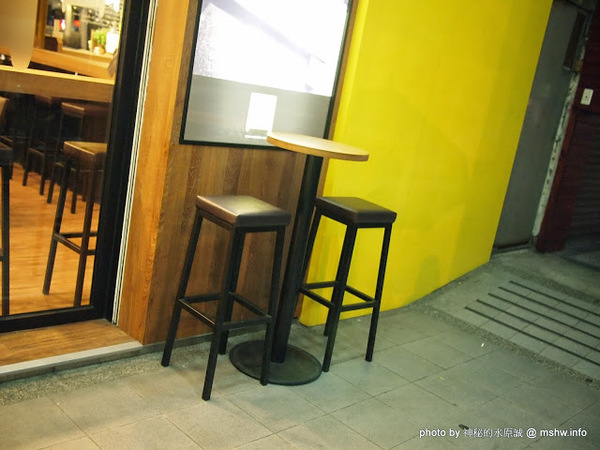 oven coffee(台中中港店):【食記】台中西區-OVEN coffee烤香(台中中港店)@草悟道 : 咖啡還不錯,鬆餅需要再脆點