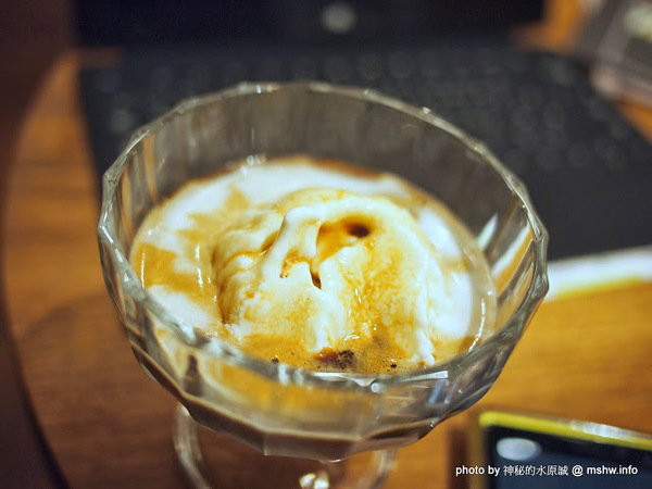 oven coffee(台中中港店):【食記】台中西區-OVEN coffee烤香(台中中港店)@草悟道 : 咖啡還不錯,鬆餅需要再脆點