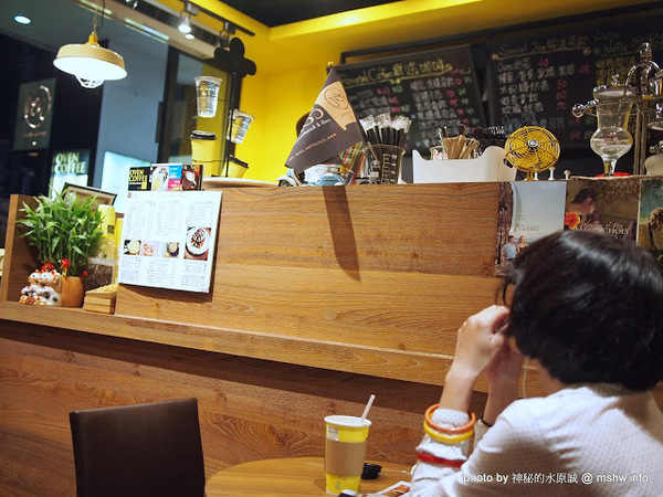 oven coffee(台中中港店):【食記】台中西區-OVEN coffee烤香(台中中港店)@草悟道 : 咖啡還不錯,鬆餅需要再脆點