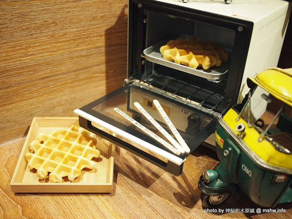 oven coffee(台中中港店):【食記】台中西區-OVEN coffee烤香(台中中港店)@草悟道 : 咖啡還不錯,鬆餅需要再脆點