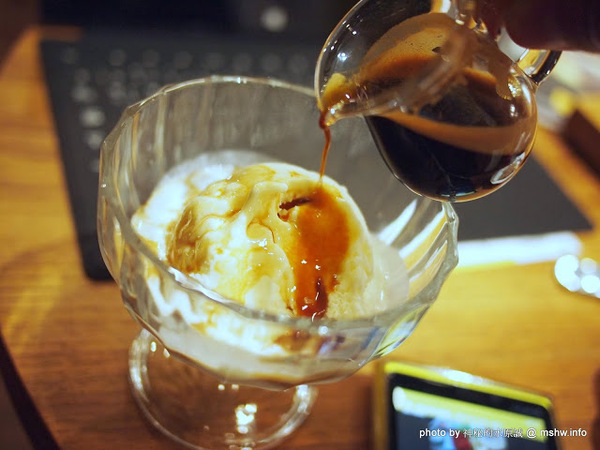 oven coffee(台中中港店):【食記】台中西區-OVEN coffee烤香(台中中港店)@草悟道 : 咖啡還不錯,鬆餅需要再脆點