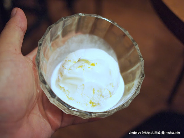 oven coffee(台中中港店):【食記】台中西區-OVEN coffee烤香(台中中港店)@草悟道 : 咖啡還不錯,鬆餅需要再脆點