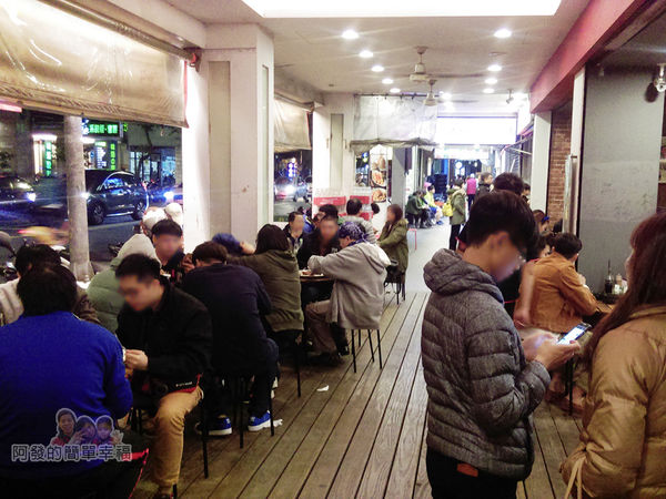 紅牛原味炭烤牛排04-都坐到外面來了