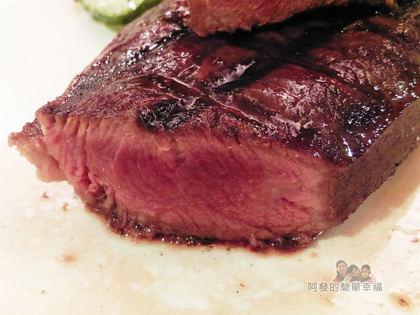紅牛原味炭烤牛排29-8oz特級雪花沙朗牛排切面