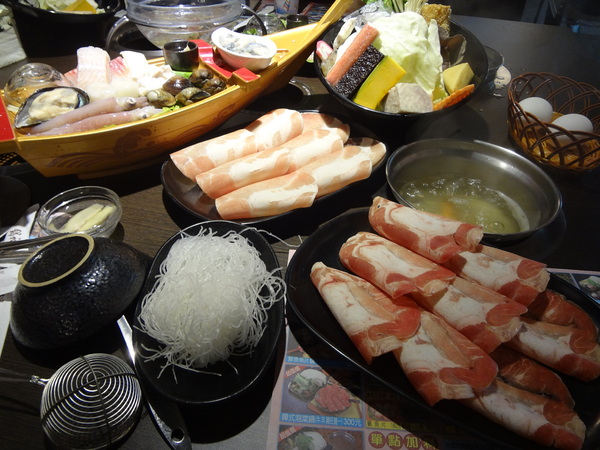 鍋神日式涮涮鍋(台中逢甲旗艦店)：1021026[官本金文愛台灣口碑券第十彈]星爺有箱神小官有鍋神CP值超級高且無敵爆好吃的鍋神日式涮涮鍋(台中逢甲旗艦店)