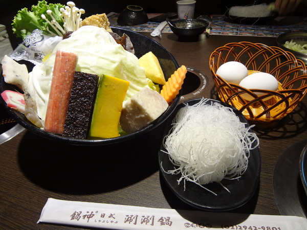 鍋神日式涮涮鍋(台中逢甲旗艦店)：1021026[官本金文愛台灣口碑券第十彈]星爺有箱神小官有鍋神CP值超級高且無敵爆好吃的鍋神日式涮涮鍋(台中逢甲旗艦店)