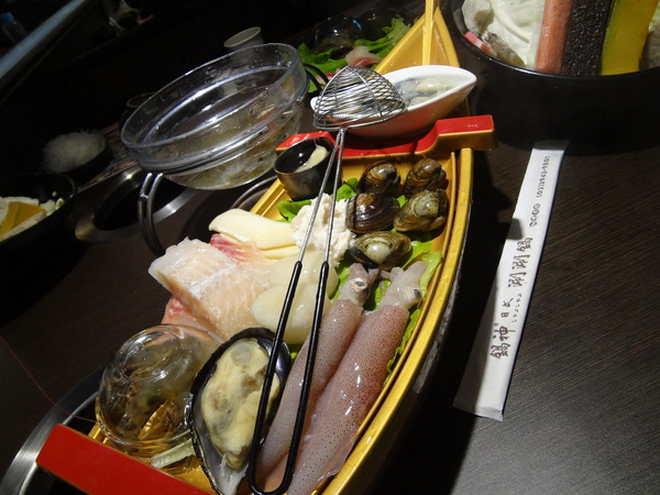 鍋神日式涮涮鍋(台中逢甲旗艦店)：1021026[官本金文愛台灣口碑券第十彈]星爺有箱神小官有鍋神CP值超級高且無敵爆好吃的鍋神日式涮涮鍋(台中逢甲旗艦店)