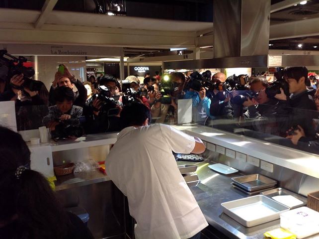 相片:花畑牧場の田中義剛社長の来店イベント。台湾、中国のマスコミ16社が取材に来てくれ、ニュースでも生中継されました。