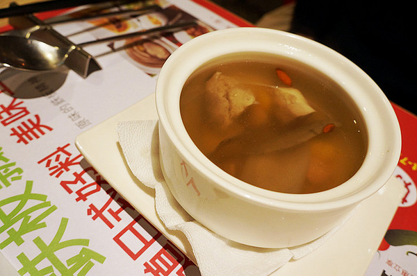 hot7新鐵板料理(基隆路店)：捷運六張犁站♬王品集團平價鐵板好料理，在地良食鐵板飄香，超值料理不失禮！　hot7 新鐵板料理／基隆路店