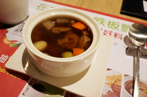 hot7新鐵板料理(基隆路店)：捷運六張犁站♬王品集團平價鐵板好料理，在地良食鐵板飄香，超值料理不失禮！　hot7 新鐵板料理／基隆路店