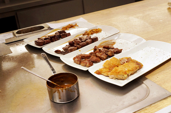 hot7新鐵板料理(基隆路店)：捷運六張犁站♬王品集團平價鐵板好料理，在地良食鐵板飄香，超值料理不失禮！　hot7 新鐵板料理／基隆路店