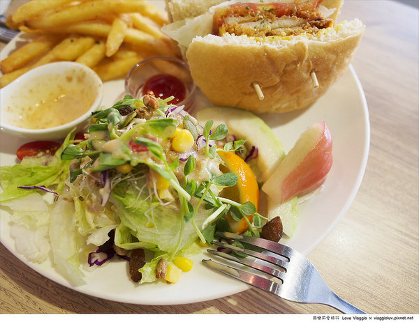 Puchi Loft小倉庫:【台北 Taipei】板橋早午餐 Puchi Loft小倉庫新菜色厚切培根貝果與黑麥菇烤雞堡