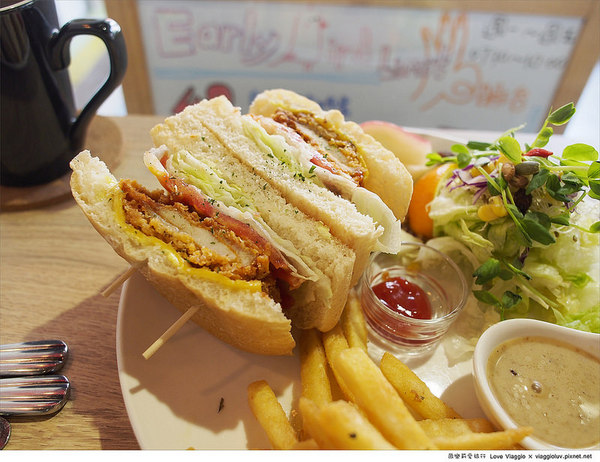 Puchi Loft小倉庫:【台北 Taipei】板橋早午餐 Puchi Loft小倉庫新菜色厚切培根貝果與黑麥菇烤雞堡