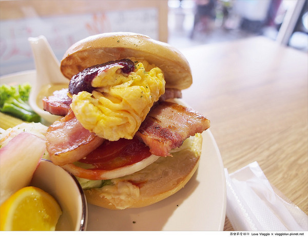 Puchi Loft小倉庫:【台北 Taipei】板橋早午餐 Puchi Loft小倉庫新菜色厚切培根貝果與黑麥菇烤雞堡