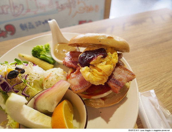 Puchi Loft小倉庫:【台北 Taipei】板橋早午餐 Puchi Loft小倉庫新菜色厚切培根貝果與黑麥菇烤雞堡